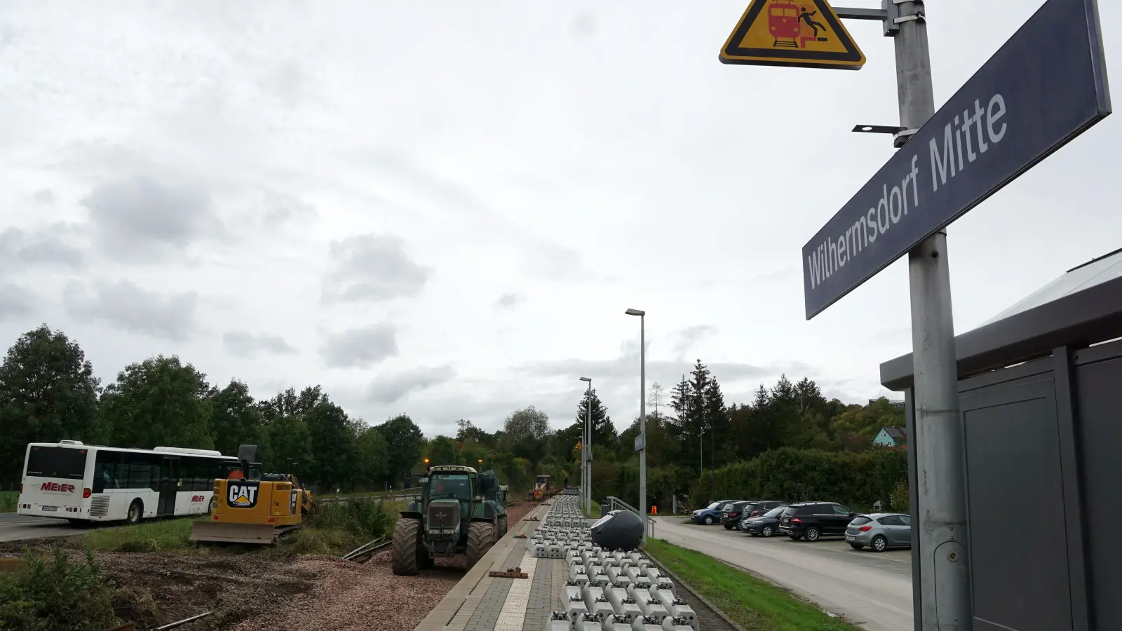 Links (auf der Staatsstraße) ist ein Ersatzbus zu sehen, der an Stelle der Züge fährt. Denn auf der Zenngrundbahn (RB 12 des VGN) geht im Oktober gar nichts mehr. Der Grund: viele Baustellen, so wie hier am Bahnhof Mitte Wilhermsdorf, wo schon die Gleise fehlen, die erneuert werden. (Foto: Heinz Wraneschitz)