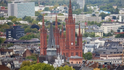 Die Polizei in Wiesbaden nahm nach einem Tötungsdelikt in der Innenstadt einen 38-Jährigen fest. (Symbolbild)  (Foto: picture alliance / Fredrik Von Erichsen/dpa)