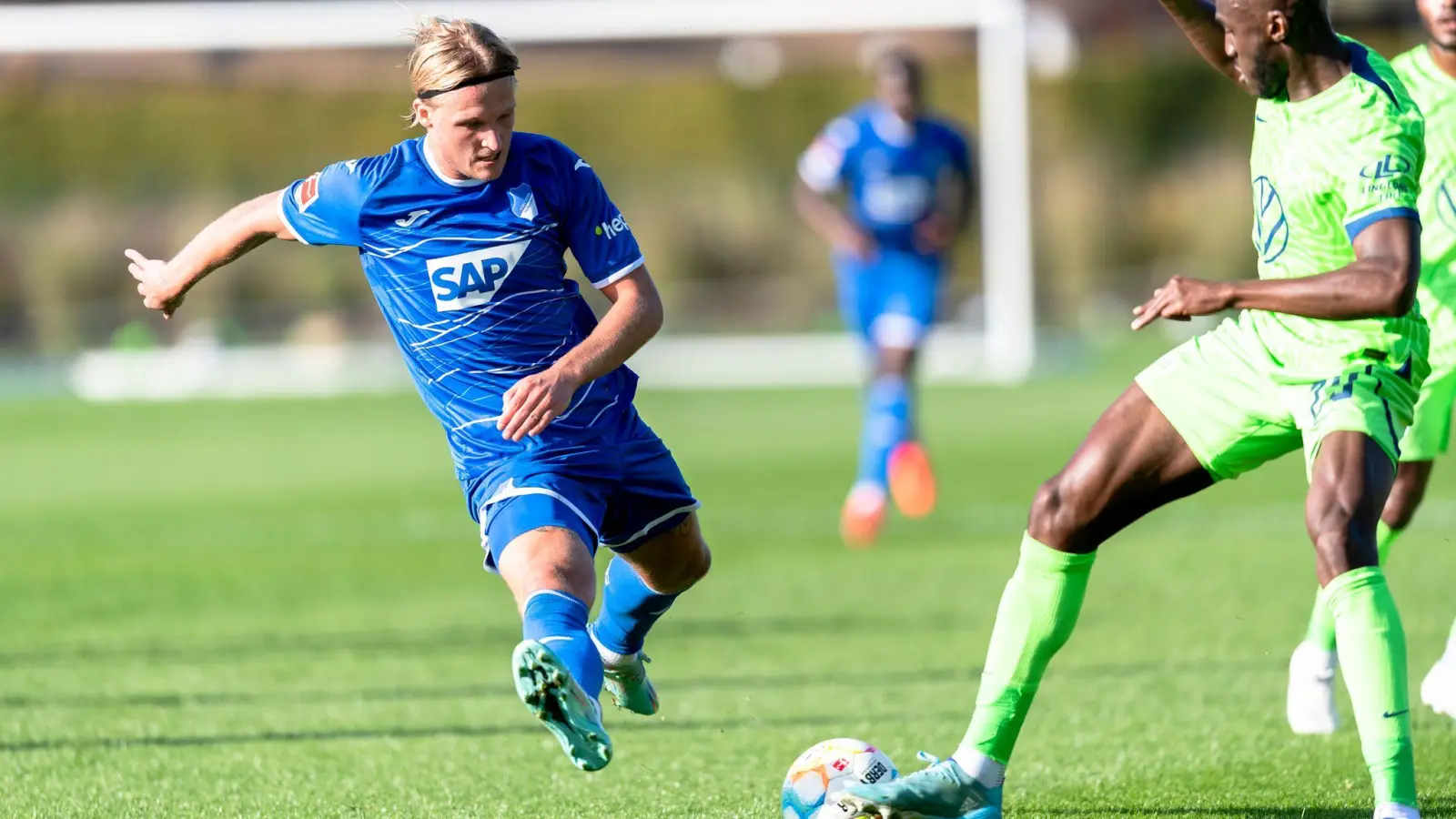 Kampf um den Ball: Hoffenheim-Neuzugang Kasper Dolberg (l) und Wolfsburgs Josuha Guilavogui. (Foto: Jessica Santana/DeFodi Images/dpa)