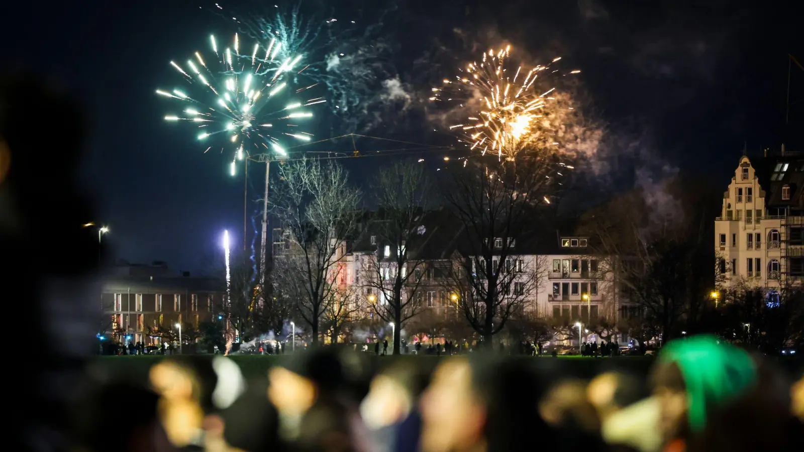 Ein schöner Anblick für die einen, ein Ärgernis für die anderen: Feuerwerk an Silvester. (Foto: Christoph Reichwein/dpa)