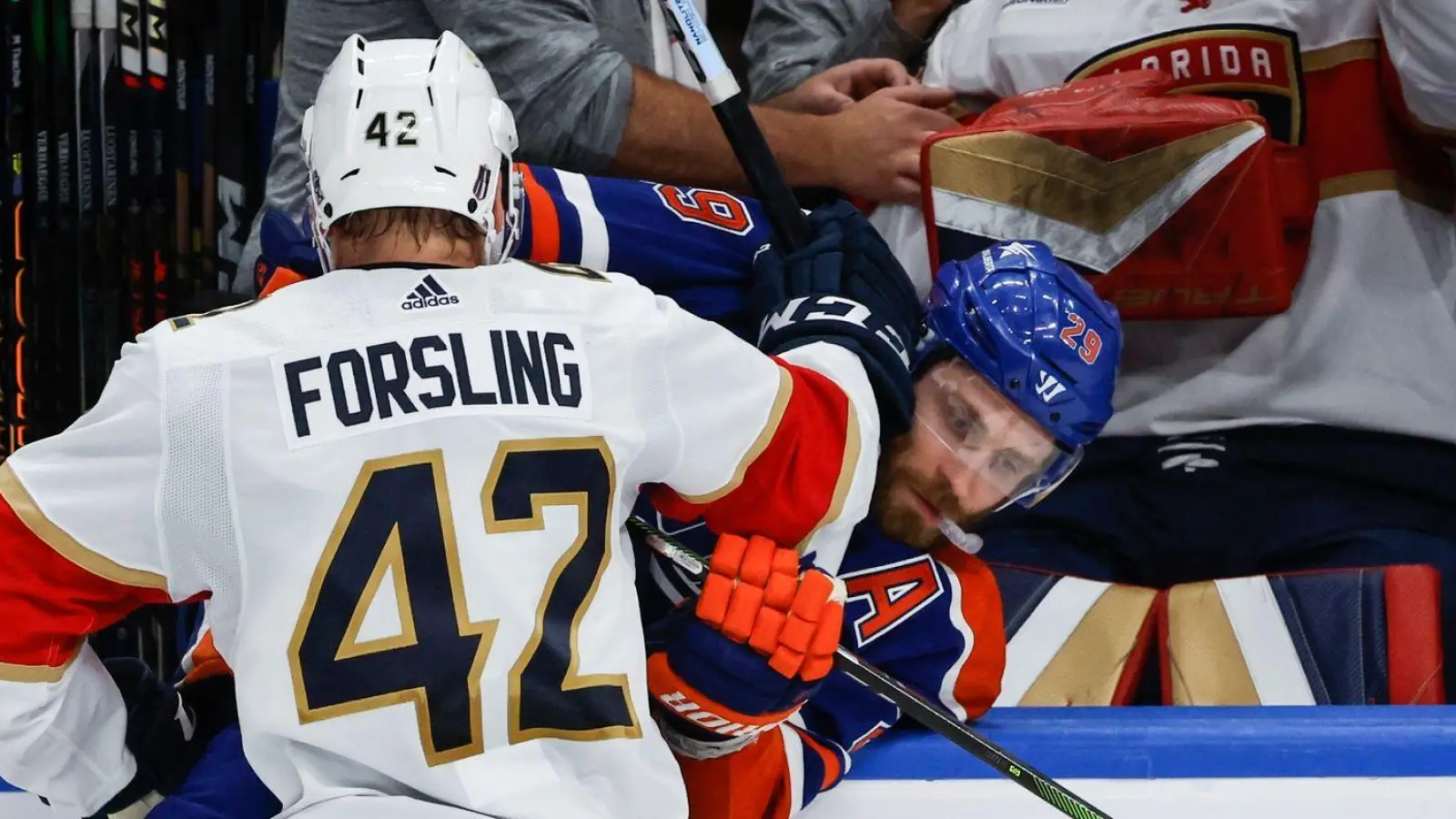 Leon Draisaitl von den Edmonton Oilers wird von Gustav Forsling von den Florida Panthers an die Bande gecheckt. (Foto: Jeff McIntosh/The Canadian Press/AP/dpa)