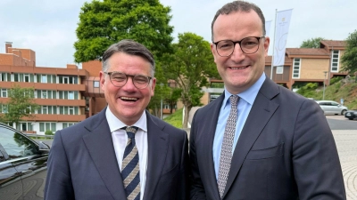 Hessens Ministerpräsident Rhein (CDU, l.) und Unionfraktionschef Spahn stellen sich auf dem Landesparteitag der hessischen CDU hinter Kanzler Merz. (Foto: Michael Bauer/dpa)