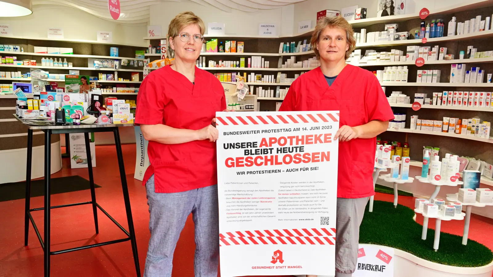 Auch die Apotheken der Apothekensprecherin für die Stadt Ansbach und den Kreis Ansbach, Tanja Franz (links), bleiben am bundesweiten Protesttag geschlossen. Zusammen mit der pharmazeutisch-technischen Assistentin Sandra Scheer präsentiert sie eines der Streikplakate. (Foto: Jim Albright)