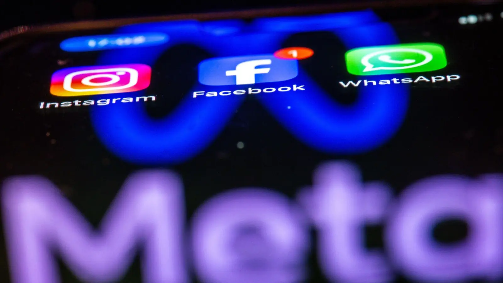 Grenzüberschreitende Datenflüsse sind für den Betrieb global konzipierter sozialer Netzwerke technisch erforderlich und datenschutzrechtlich zulässig, sagt das Landgericht Ellwangen. (Foto: Jens Büttner/dpa/dpa-tmn)