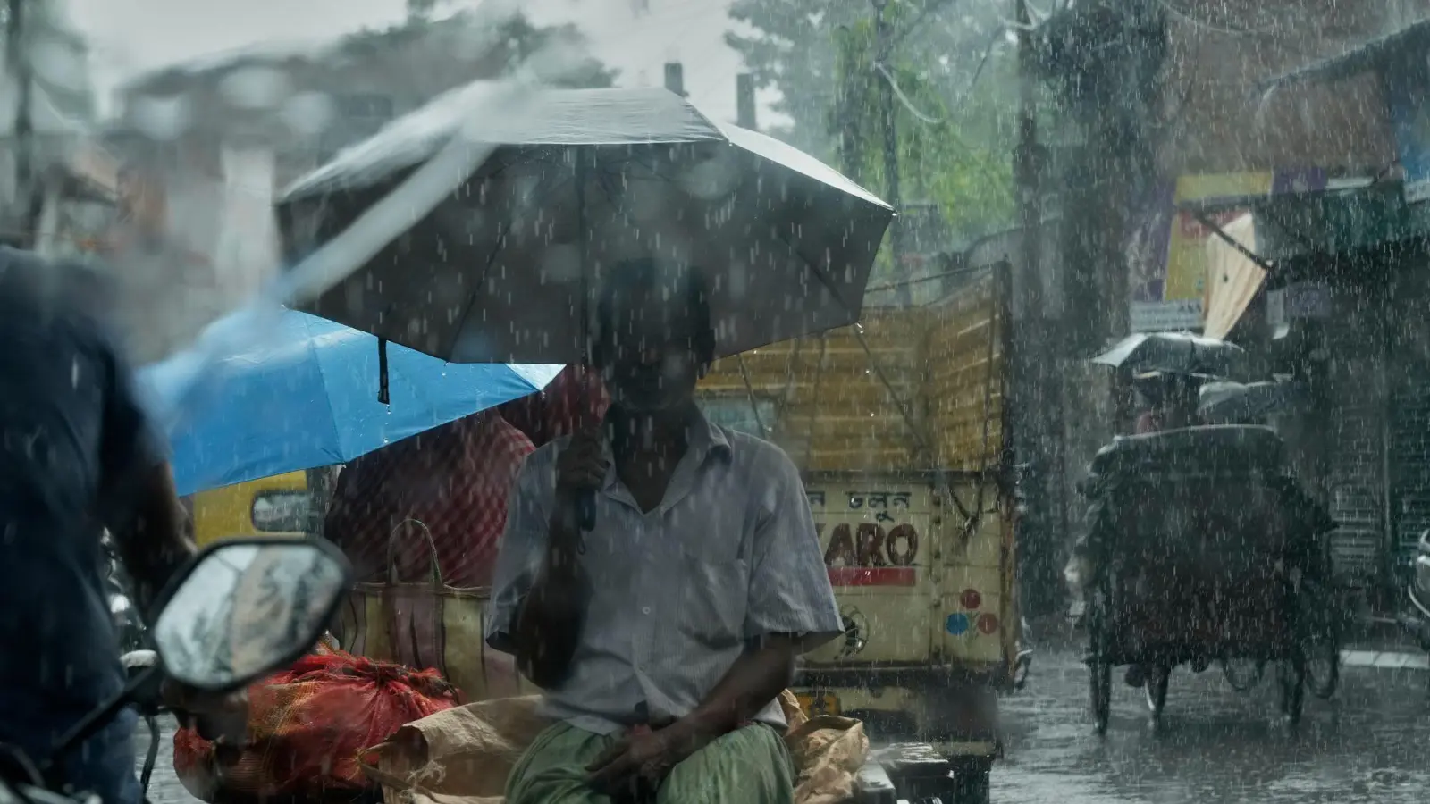 Im Norden Indiens und in Nepal hinterlässt ein Monsuntief Zerstörung und Leid. (Foto: Bikas Das/AP/dpa)