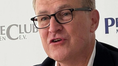 Jan-Christian Dreesen spricht über die Bayern-Haltung zu Michael Olise. (Foto: Christian Kunz/dpa)