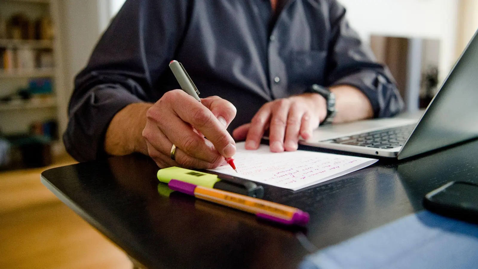 Was ist mir wichtig, was sind Prioritäten? Das kann helfen, Optionen auszuschließen und zu einer Entscheidung zu gelangen. (Foto: Finn Winkler/dpa/dpa-tmn)
