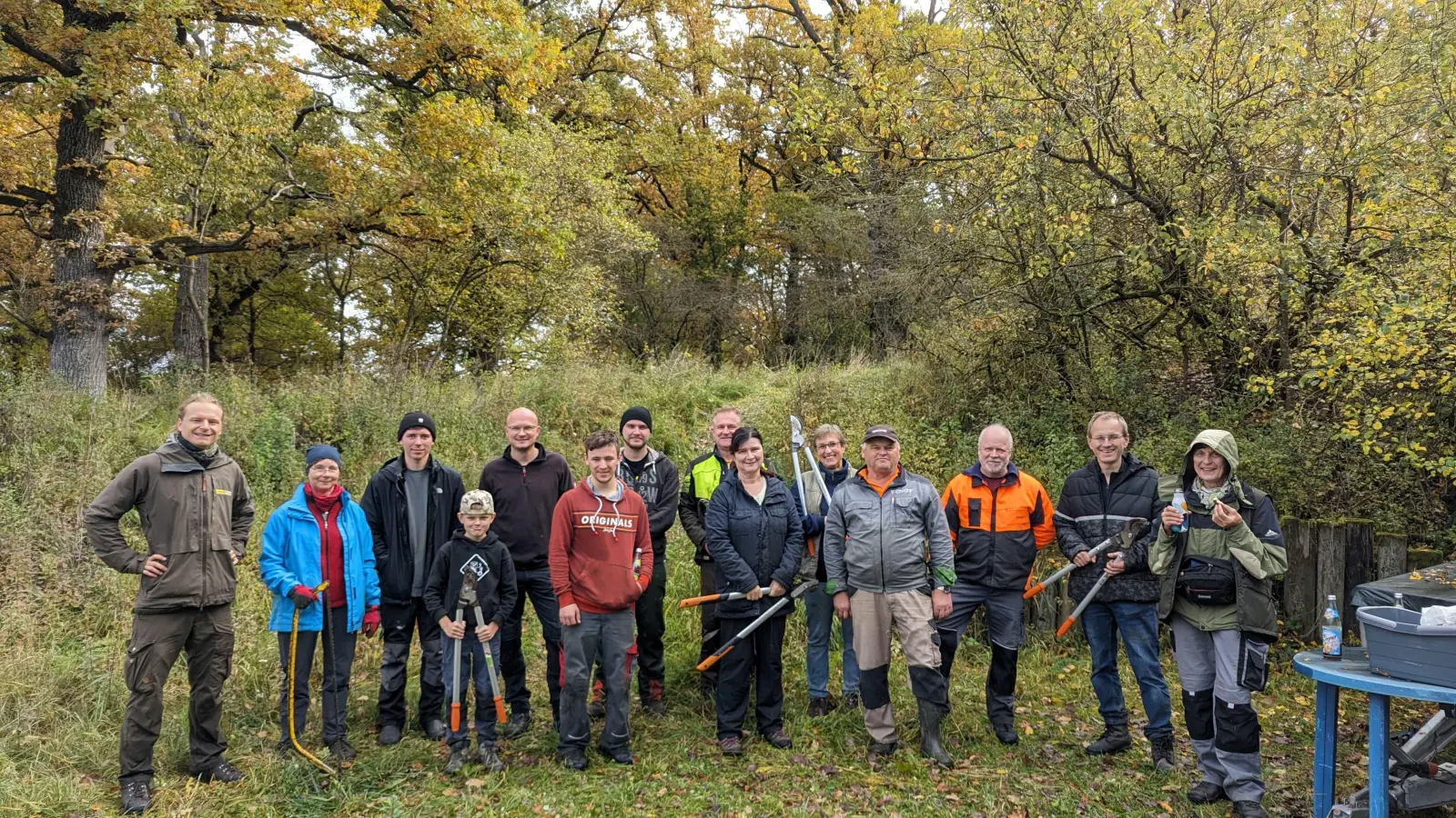 Auf immer mehr ehrenamtliche Helfer kann der Naturpark Frankenhöhe zählen. Ranger Benjamin Krauthahn (links) bekam viel Unterstützung bei der Pflege eines alten Hutewaldes bei Mitteldachstetten. Freiwillige sind seit vier Jahren bei der Entbuschung des alten Weidewalds dabei. (Foto: Naturpark Frankenhöhe/Joshua Blank)