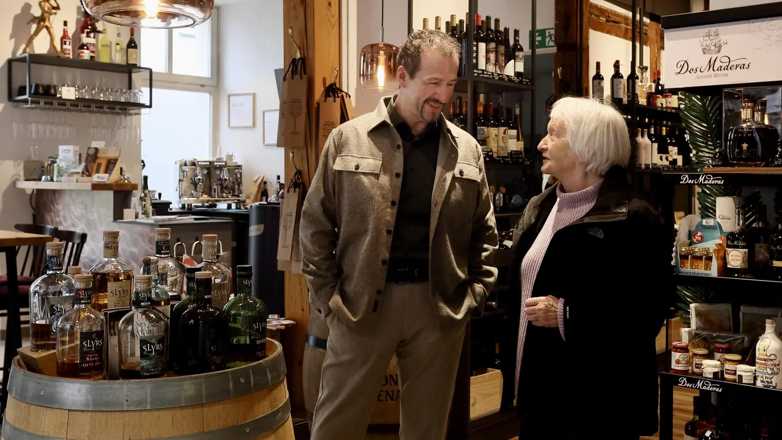 Freuen sich auf den zehnten Vorlesetag in der Ansbacher Innenstadt: Ladeninhaber Bernd Krauß und Adelheid Seiler, die Organisatorin der Aktion. (Foto: Thomas Wirth)