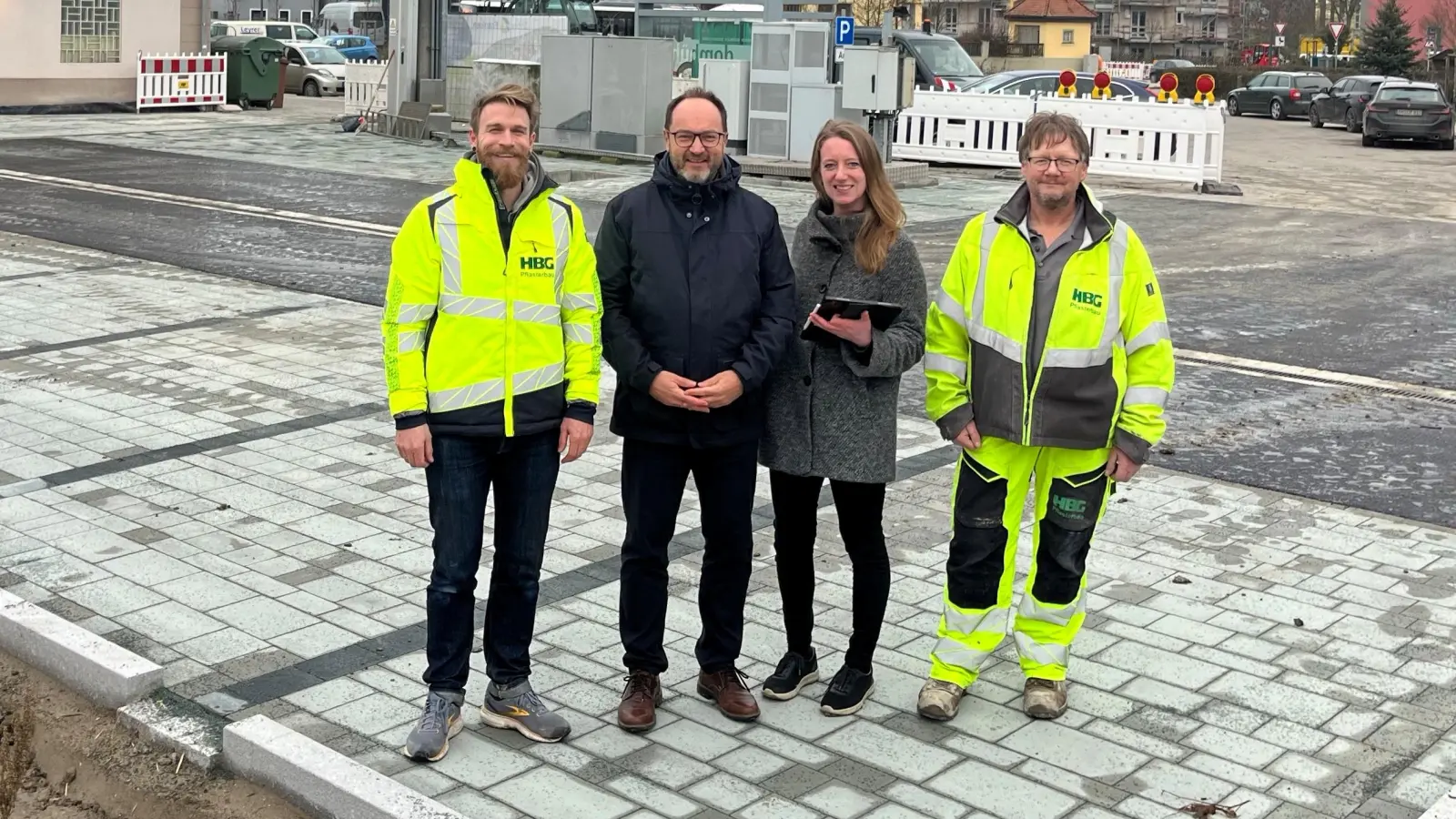 Dombühls Bürgermeister Jürgen Geier (Zweiter von links) freut sich mit Vertretern der bauausführenden Firma und des Planungsbüros über die Fertigstellung der Parkplätze vor dem ehemaligen Bahnhofsgebäude. (Foto: Marktgemeinde Dombühl)