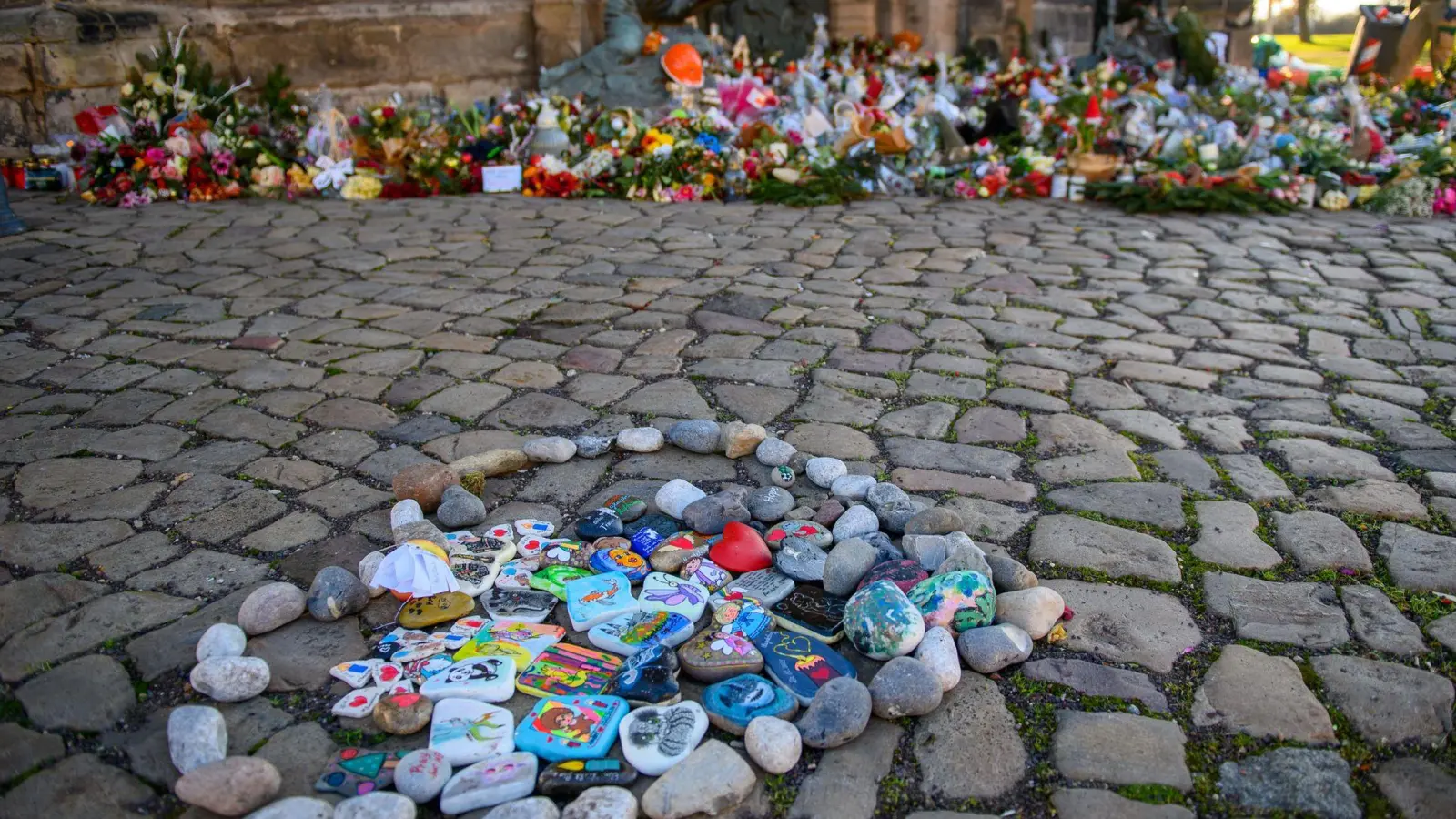 Bis heute ist der Platz vor der Johanniskirche ein Anlaufpunkt für viele Menschen. (Archivbild) (Foto: Klaus-Dietmar Gabbert/dpa)