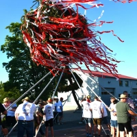 Mit vereinten Kräften wird der Baum am Samstag aufgestellt. (Foto: Gudrun Schwarz-Köhler)
