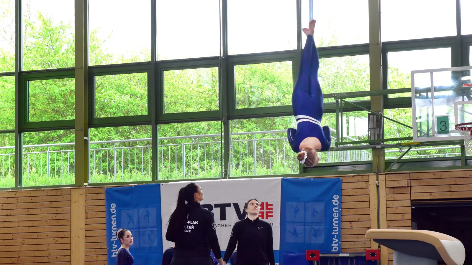 Eine Sportlerin vom tschechischen Team Flik-Flak Plzen zeigt eine Schraube am Trampolin. (Foto: Irmeli Pohl)