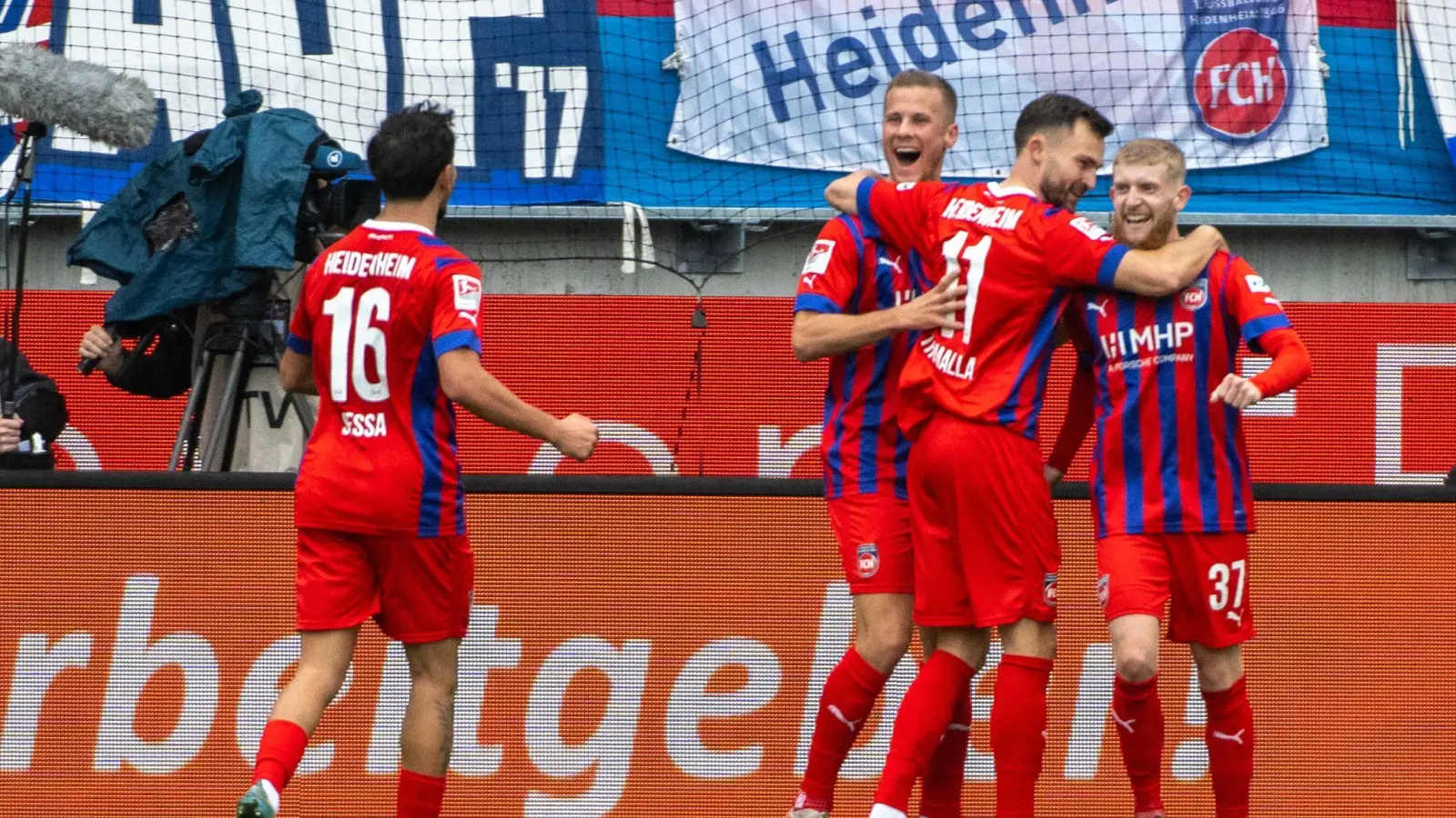 Die Spieler des 1. FC Heidenheim feiern das 1:0 gegen den SC Paderborn 07. (Foto: Stefan Puchner/dpa)