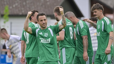 Noch fiel der Jubel beim VfB Schillingsfürst (vorne Spielertrainer Adrian Henninger) verhalten aus, auch wenn die Chancen des Verfolgers SVV Weigenheim nur noch theoretischer Natur sind. (Foto: Martin Rügner)