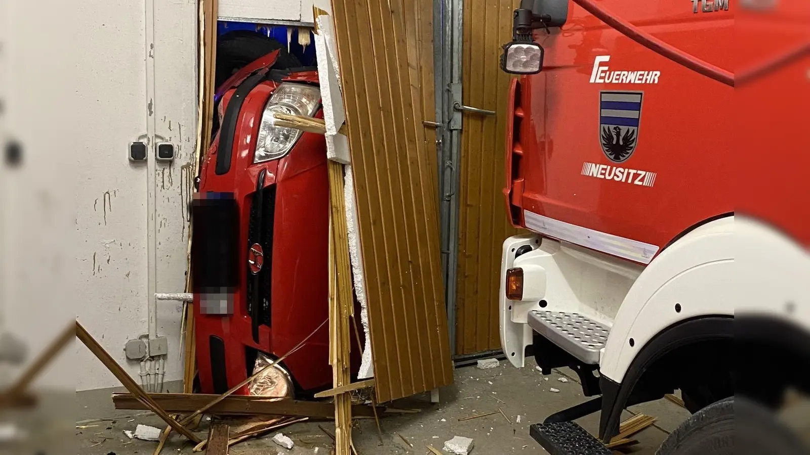 Mit der Frontpartie brach das Auto durch das Tor des Gerätehauses. Wäre die Kollision weiter mittig erfolgt, hätte vermutlich auch das Feuerwehrauto Schaden genommen. (Foto: Feuerwehr Neusitz / Florian Meyer)