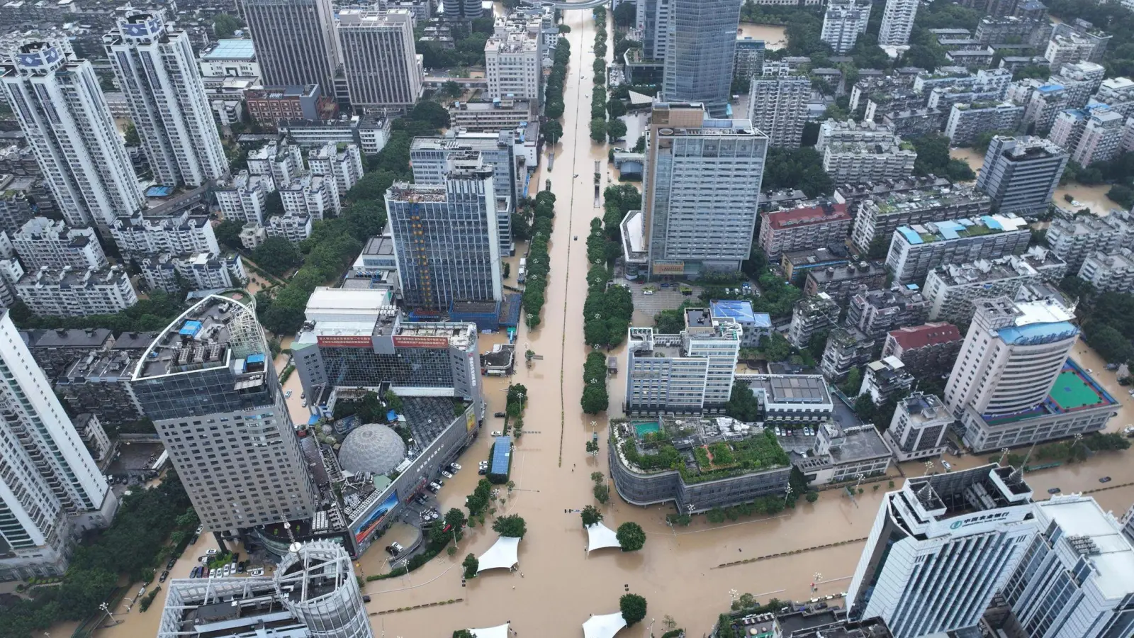 Luftaufnahme der überschwemmten Stadt Fuzhou. (Foto: Uncredited/CHINATOPIX/AP/dpa)