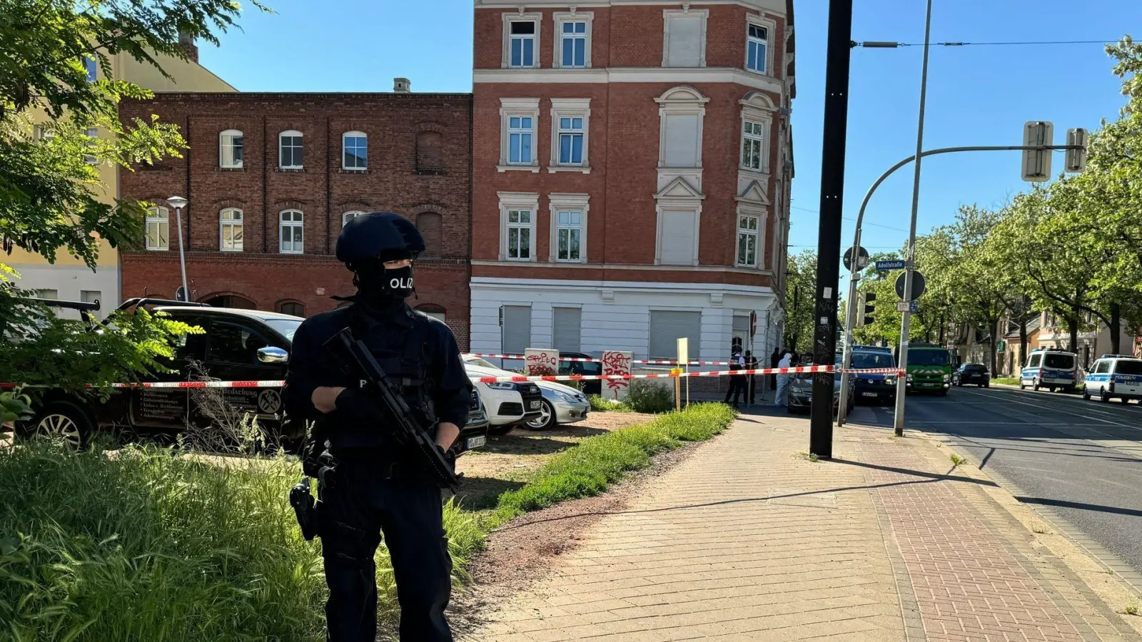 Polizisten sind im Süden von Madgeburg im Einsatz. (Foto: Thomas Schulz/dpa)