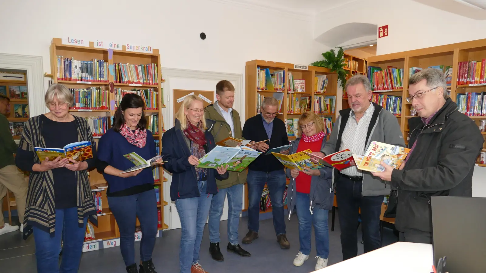 Im Oktober 2024 hatten sich die Mitglieder des Uffenheimer Bauausschusses erst in der Bücherei umgesehen. Seinerzeit war von steigenden Ausleihzahlen die Rede. Nun machen sich einige Bürgerinnen und Bürger Sorgen um die Institution. Zu unrecht, wie Bürgermeister Wolfgang Lampe klarstellt. (Archivfoto: Sylvia Fehlinger)