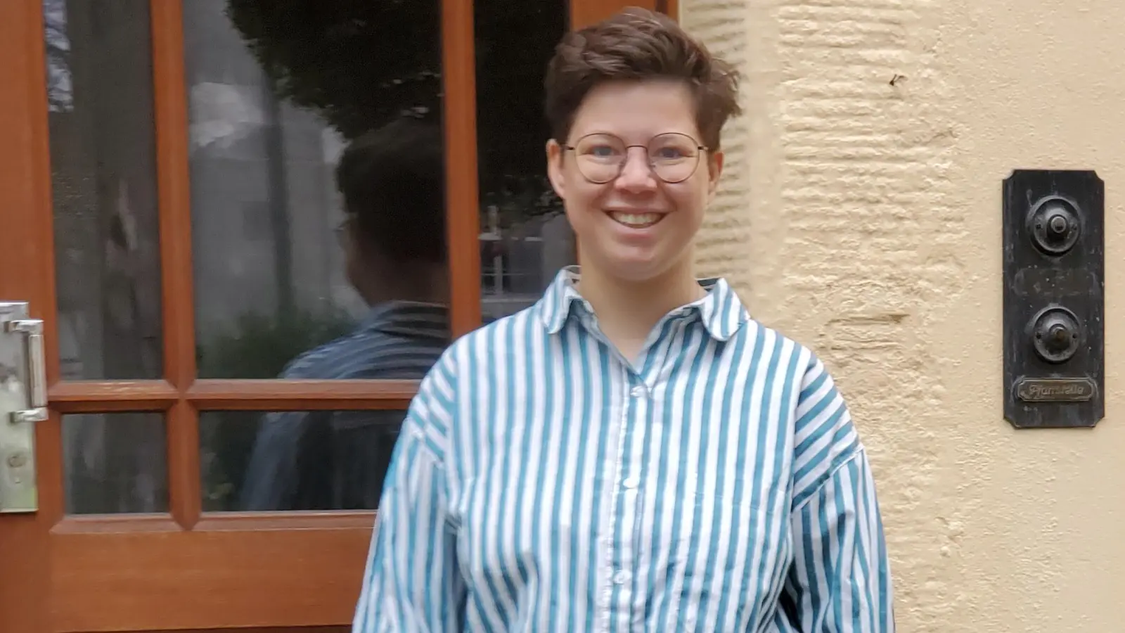 Rebecca Schüler vor der Tür des Pfarrhauses in Linden, in das sie gerade eingezogen ist. (Foto: Ulli Ganter)