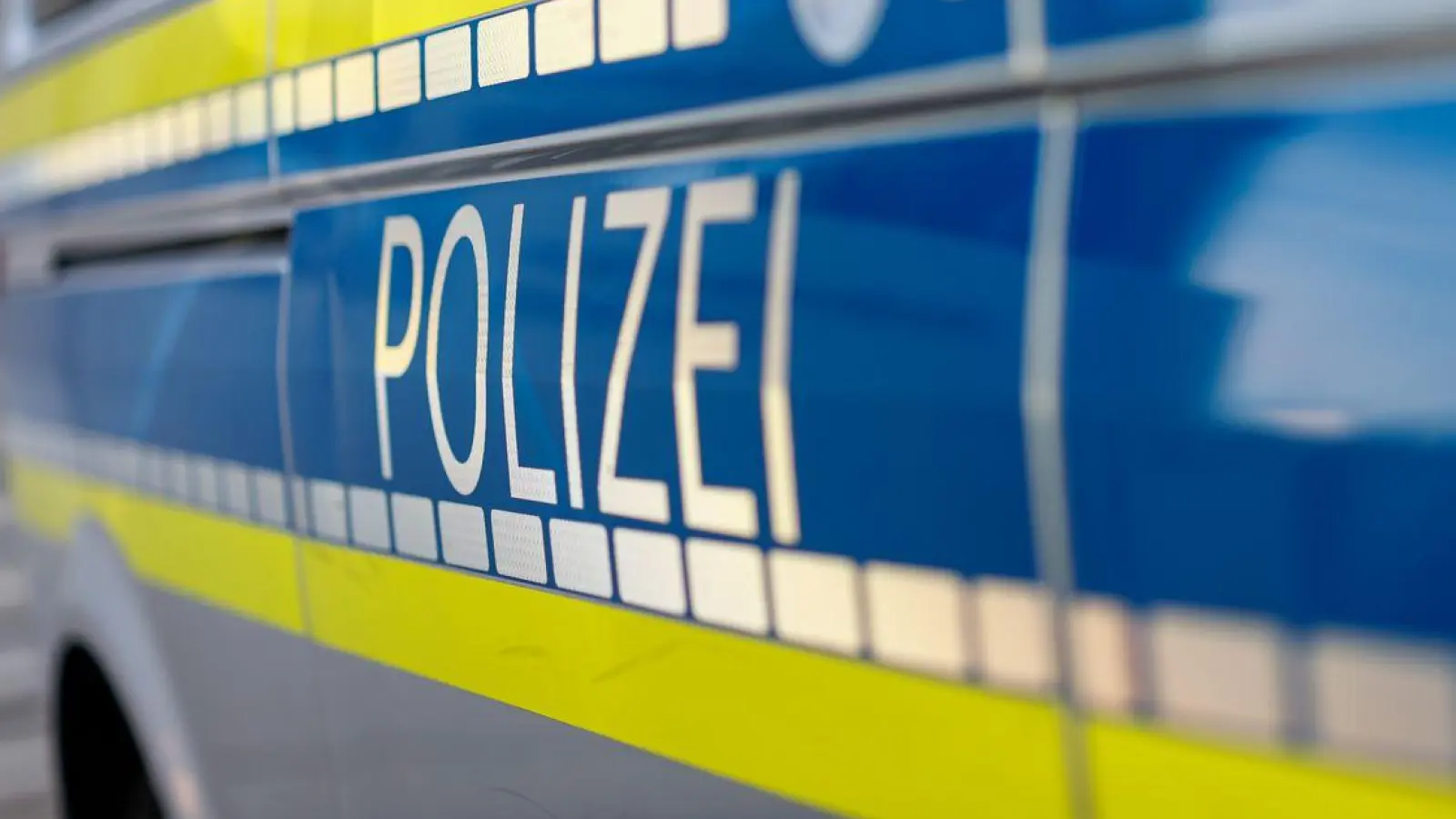 Nach dem Notruf rücken mehrere Streifen aus. (Symbolbild) (Foto: Daniel Karmann/dpa)