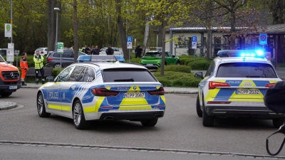 Nur wenige Minuten nach dem Schusswaffeneinsatz am Bad Windsheimer Bahnhof tauchte im Internet ein Video des am Boden liegenden Verletzen auf. (Foto: Bastian Lauer)