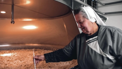 Schwester Doris Engelhard braut im Kloster Mallersdorf jedes Jahr 300.000 Liter Bier. (Foto: Martina Haas)