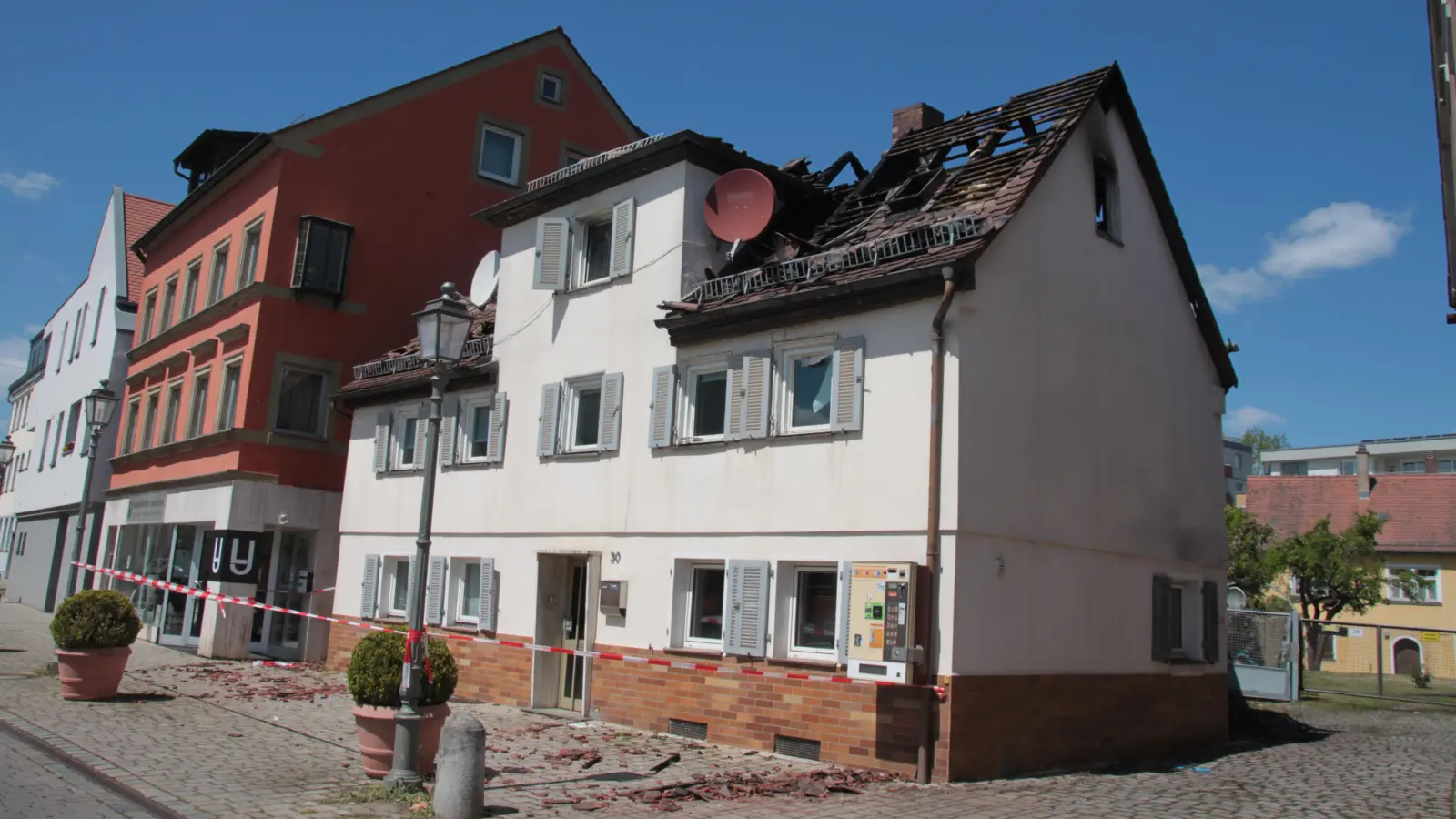 Der Brand in der Endresstraße am Sonntag war der größte in der Ansbacher Innenstadt seit Jahren. Die Polizei hat als Auslöser den Funkenflug eines Holzkohlegrills im Hinterhof ausgemacht. (Foto: Robert Maurer)