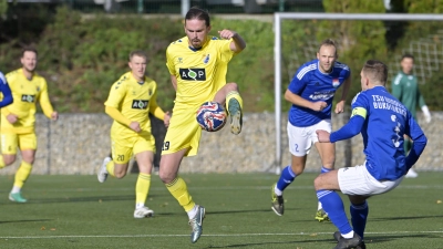 Simon Drießlein (in Gelb) spielte in der Jugend und dann in der Landes- und in der Bayernliga für Erlangen-Bruck. Nun will er mit Steinachgrund drei Punkte gegen seinen Ex-Klub holen. (Foto: Martin Rügner)
