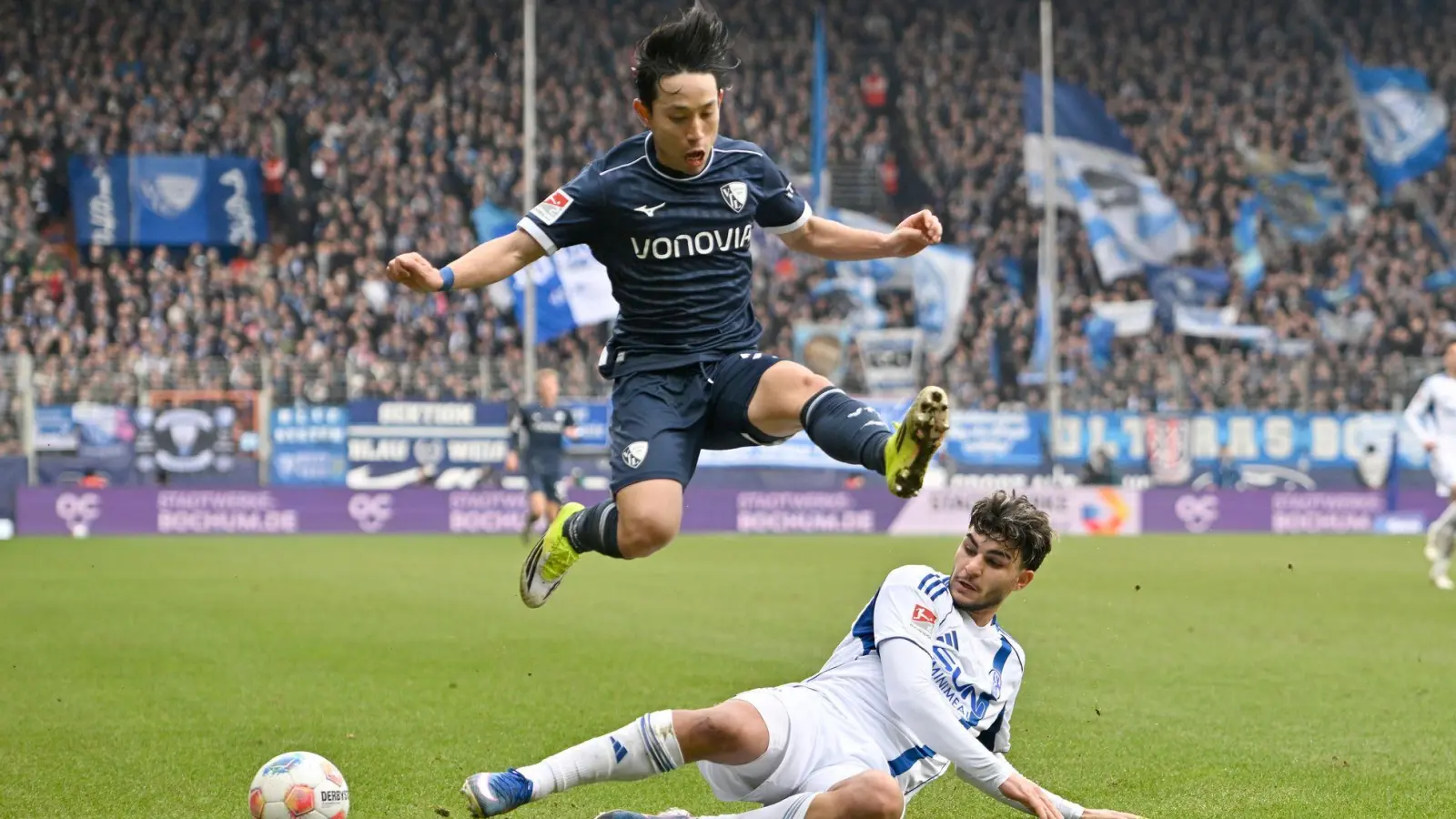 Schalke und Bochum lieferten sich ein packendes Duell. (Foto: Anke Waelischmiller/dpa)