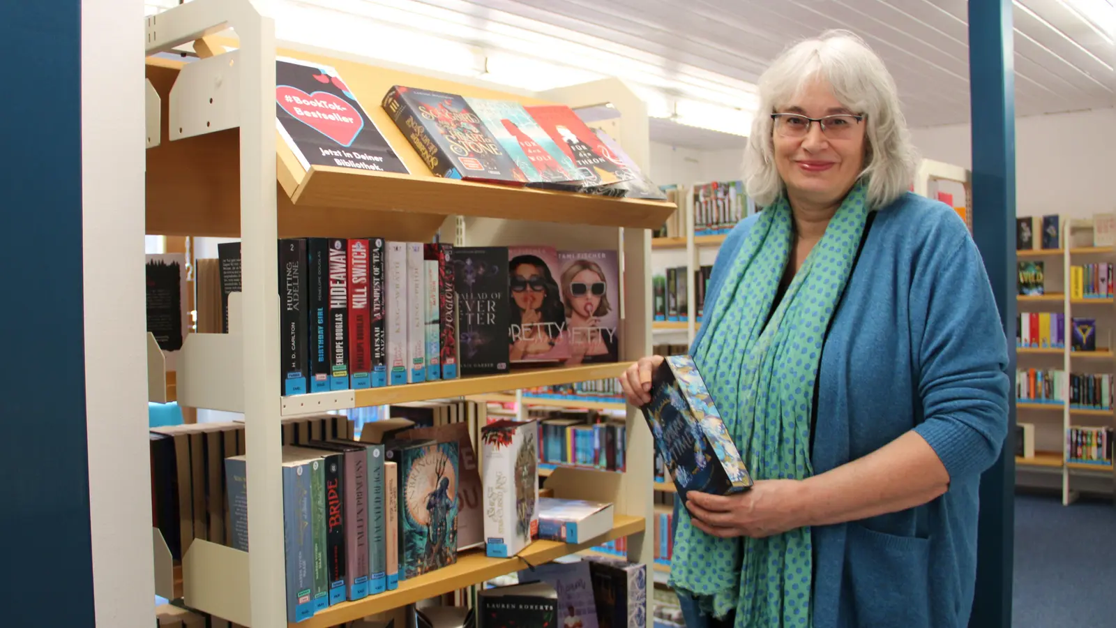 Hannelore Hochbauer vor dem BookTok-Regal im ersten Stock der Bücherei. (Foto: Clarissa Kleinschrot)