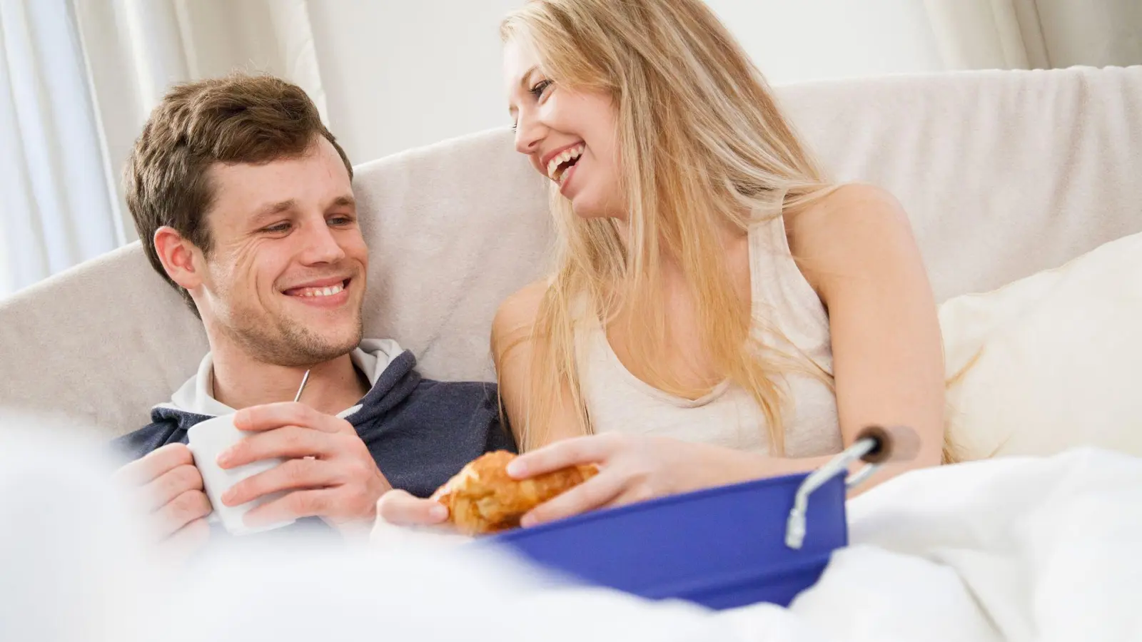 Kaffee und Croissant, ans Bett gebracht: Auch kleine alltägliche Gesten der Romantik sind für Beziehungen wichtig.  (Foto: Christin Klose/dpa-tmn)