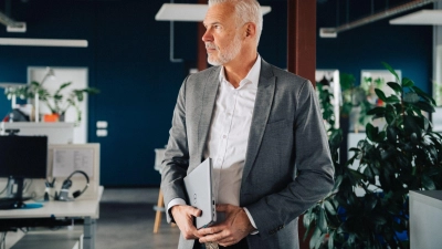 Noch berufstätig? Schon einige Jahre vor Renteneintritt kann es sich lohnen, bei der privaten Altersvorsorge schrittweise von thesaurierenden auf ausschüttende Wertpapiere im Depot umzustellen. (Foto: Zacharie Scheurer/dpa-tmn)