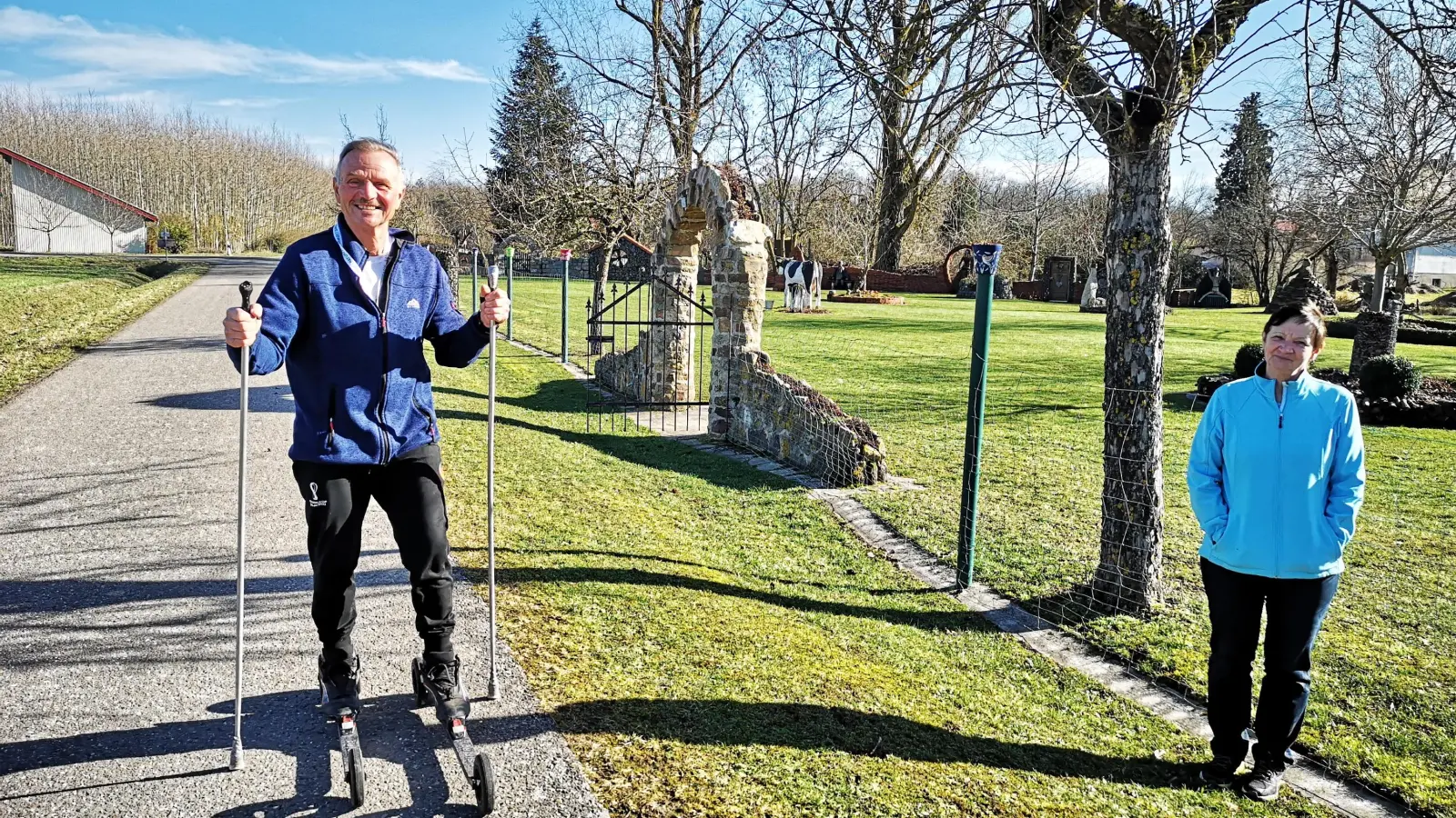 Schnee ist im Rothenburger Land häufig Mangelware. Georg Weger trainiert auf Rollskiern. Renate Weger (rechts) toleriert das sportliche Treiben ihres Mannes. (Foto: Jürgen Binder)