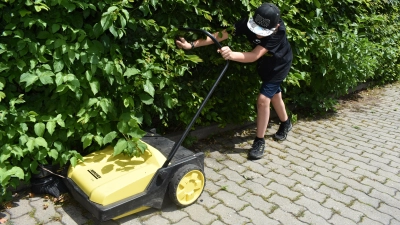 Nicht nur ältere Mitbürgerinnen und Mitbürger sind froh, wenn sie bei leichten Arbeiten Unterstützung bekommen. (Foto: Ute Niephaus)
