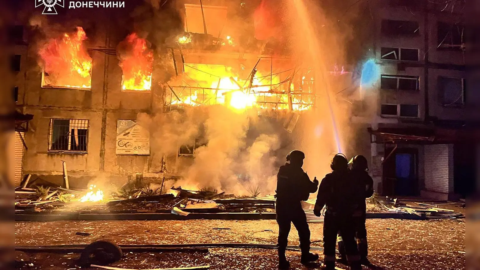 Bei neuen russischen Luftangriffe auf die Bergbaustadt Dobropillja starben viele Menschen. (Foto: Ukrainian Emergency Service/AP/dpa)