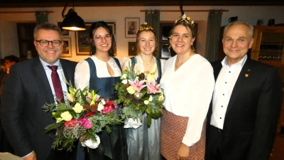 Maren Pflüger (Mitte) ist neue Tauberzeller Weinhoheit. Das Foto zeigt sie nach ihrer Krönung mit (von links) dem stellvertretenden Landrat Stefan Horndasch, ihrer Vorgängerin Nina Grießmeyer, der Fränkischen Weinkönigin Antonia Kraiß und Bürgermeister Johannes Schneider. (Foto: Karl-Heinz Gisbertz)