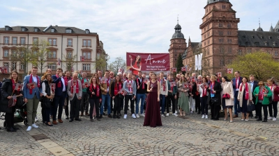 Anne Gümpelein mit ihren Fans, die einen großen Bus nach Aschaffenburg füllten. (Foto: Rudi Merkl)