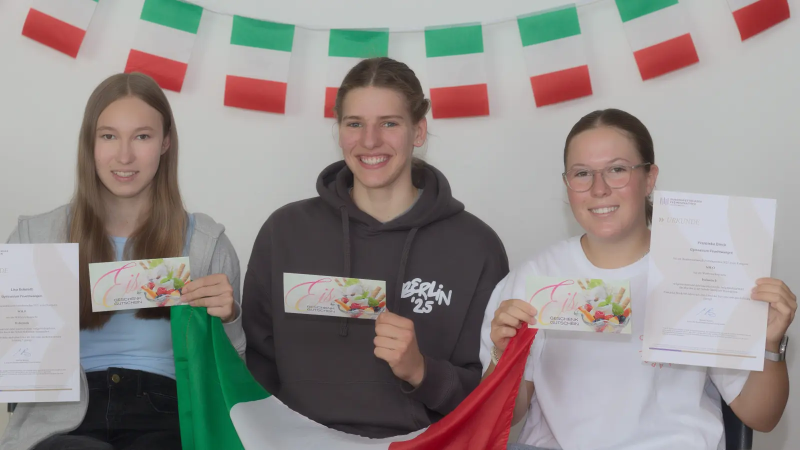 Haben erfolgreich am Bundeswettbewerb Fremdsprachen 2025 in Italienisch teilgenommen (von links): die drei Feuchtwanger Gymnasiastinnen Lisa Schmidt, Emma Fohrer und Franziska Brack. (Foto: Gymnasium/Jürgen Wesp)