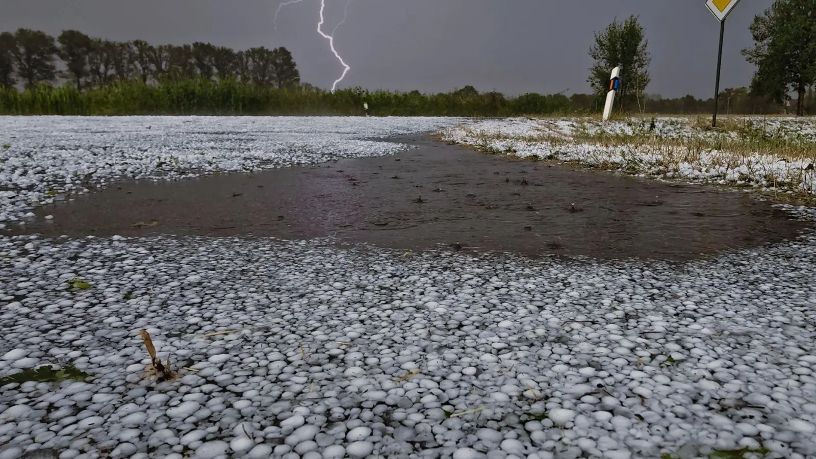 Hagel und starker Regen sind auch weiter möglich, erklärt der Deutsche Wetterdienst.  (Foto: Thomas Lindemann/Nord-West-Media TV /dpa)