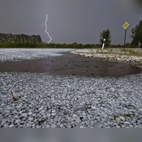 Hagel und starker Regen sind am Donnerstagabend im südlichen Landkreis Ansbach möglich. (Symbolbild: Thomas Lindemann/Nord-West-Media TV /dpa)