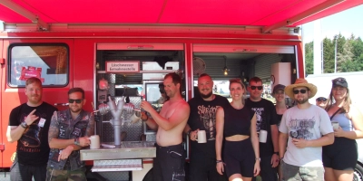 Über eine eigene „Löschwasser-Entnahmestelle“ verfügt die Gruppe um den Gerolfinger Christian Dommel (links) und die Haslacherin Carolin Maul (Fünfte von links) auf dem Summer-Breeze-Festival. (Foto: Jasmin Kiendl)