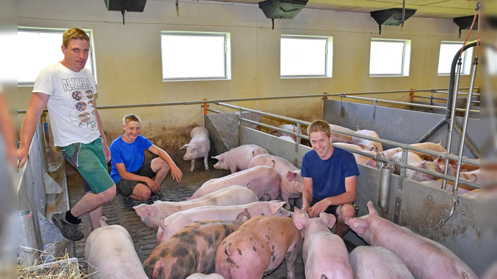 Tobias Niklas (links) und sein ältester Sohn Peter (rechts) führen den landwirtschaftlichen Betrieb gemeinsam. Auch der 15-jährige Simon (Mitte) will nach dem Schulabschluss Landwirt werden. (Foto: Silvia Schäfer)