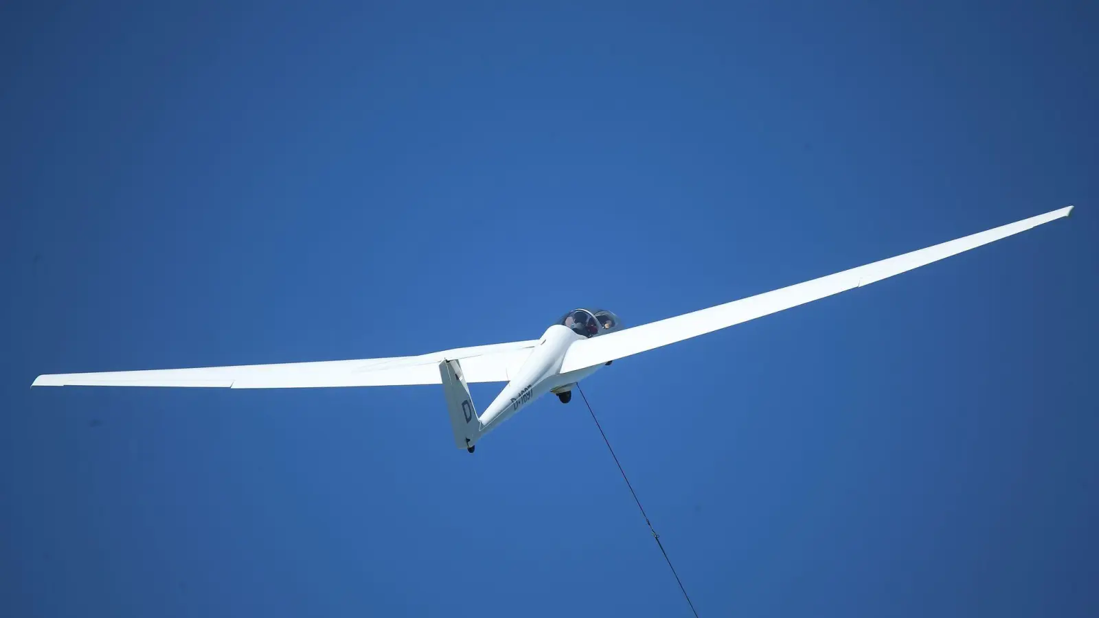 Der Pilot starb noch an der Unglücksstelle. (Symbobild) (Foto: David Young/dpa)