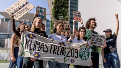 Wollen am Freitag in mehr als 100 Orten auf die Straße gehen: Klimaschützer von Fridays for Future.  (Foto: Carsten Koall/dpa)