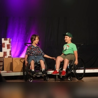 Jakob Vogel (links) und Oskar Vogel traten in dem Theaterstück „Die Vorstadtkrokodile” auf. Die Zwillinge sind Fünftklässler am Gymnasium in Windsbach und begeisterte Schauspieler. (Foto: Christiane Fries)