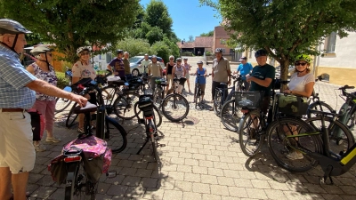 Die Radtouren starteten jeweils im Rathaushof. Auch in den kommenden Monaten ist dort der Treffpunkt zu weiteren gemeinsamen Ausfahrten. (Foto: Team "Gemeinde Unterschwaningen"/Walter Oberhäußer)