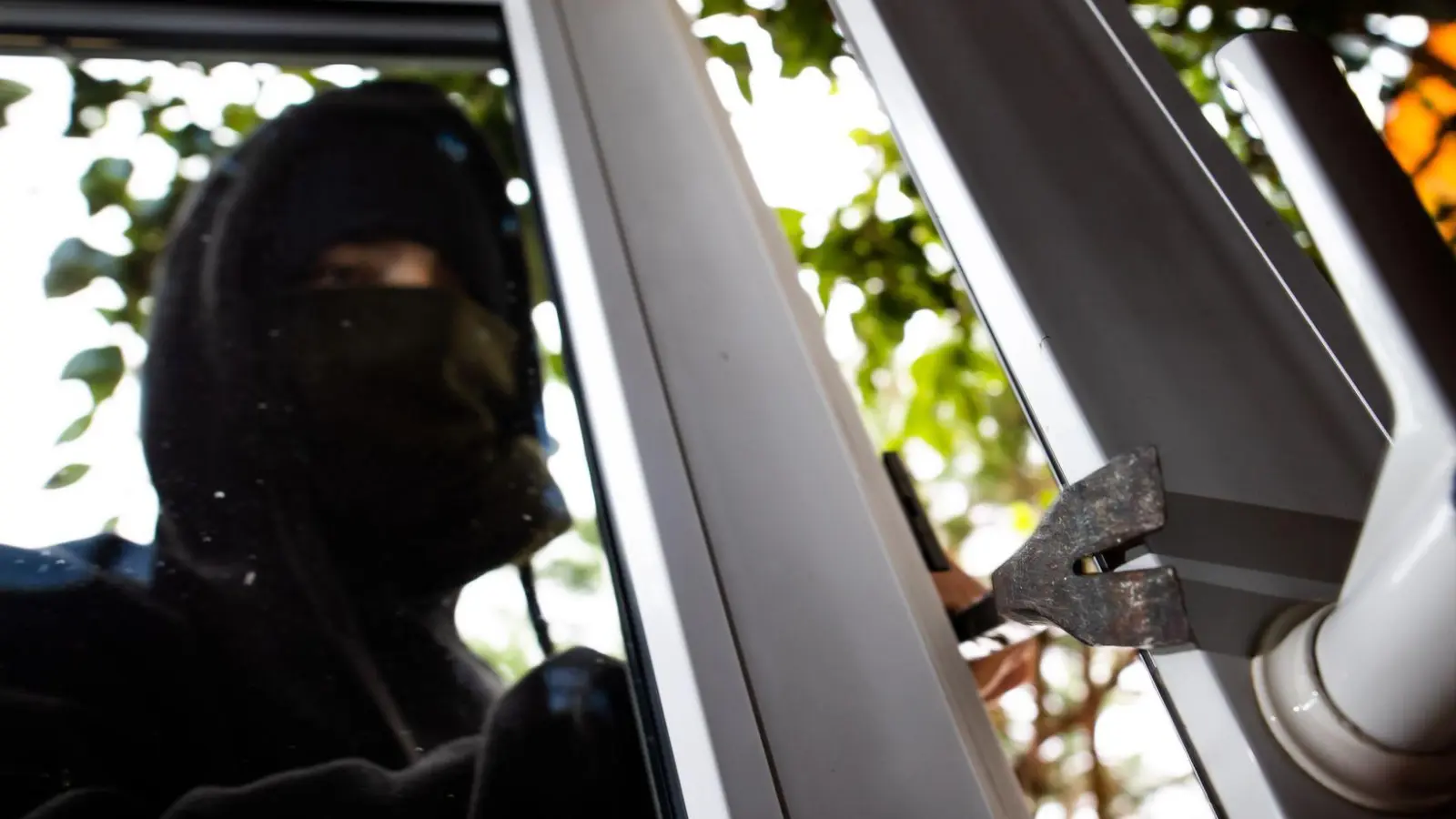 Für mindestens 67 Einbrüche soll der Täter regelmäßig von Polen nach Deutschland gereist sein. (Symbolbild) (Foto: Philipp von Ditfurth/dpa)