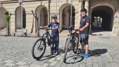 Der zehnjährige Aybars Cam und sein Vater Bahadir Cam setzen sich für einen Bikepark in Bad Windsheim ein. (Foto: Anna Franck)