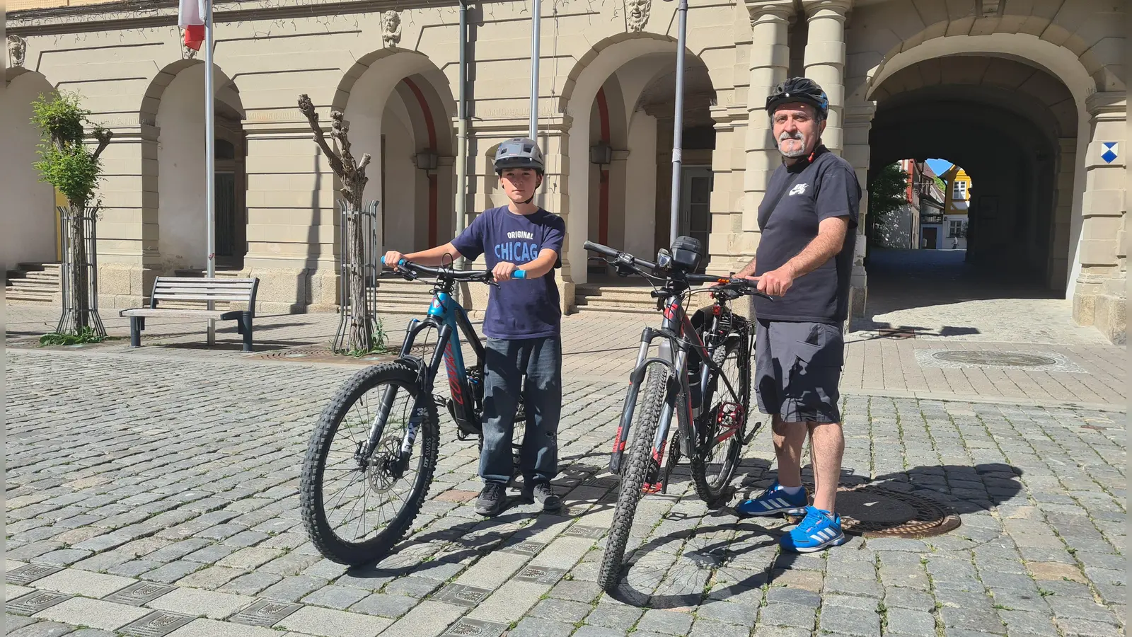 Der zehnjährige Aybars Cam und sein Vater Bahadir Cam setzen sich für einen Bikepark in Bad Windsheim ein. (Foto: Anna Franck)